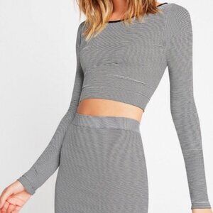 BCBGENERATION Y2K Style Black White Mirco Striped Long Sleeved Stretchy Crop Top